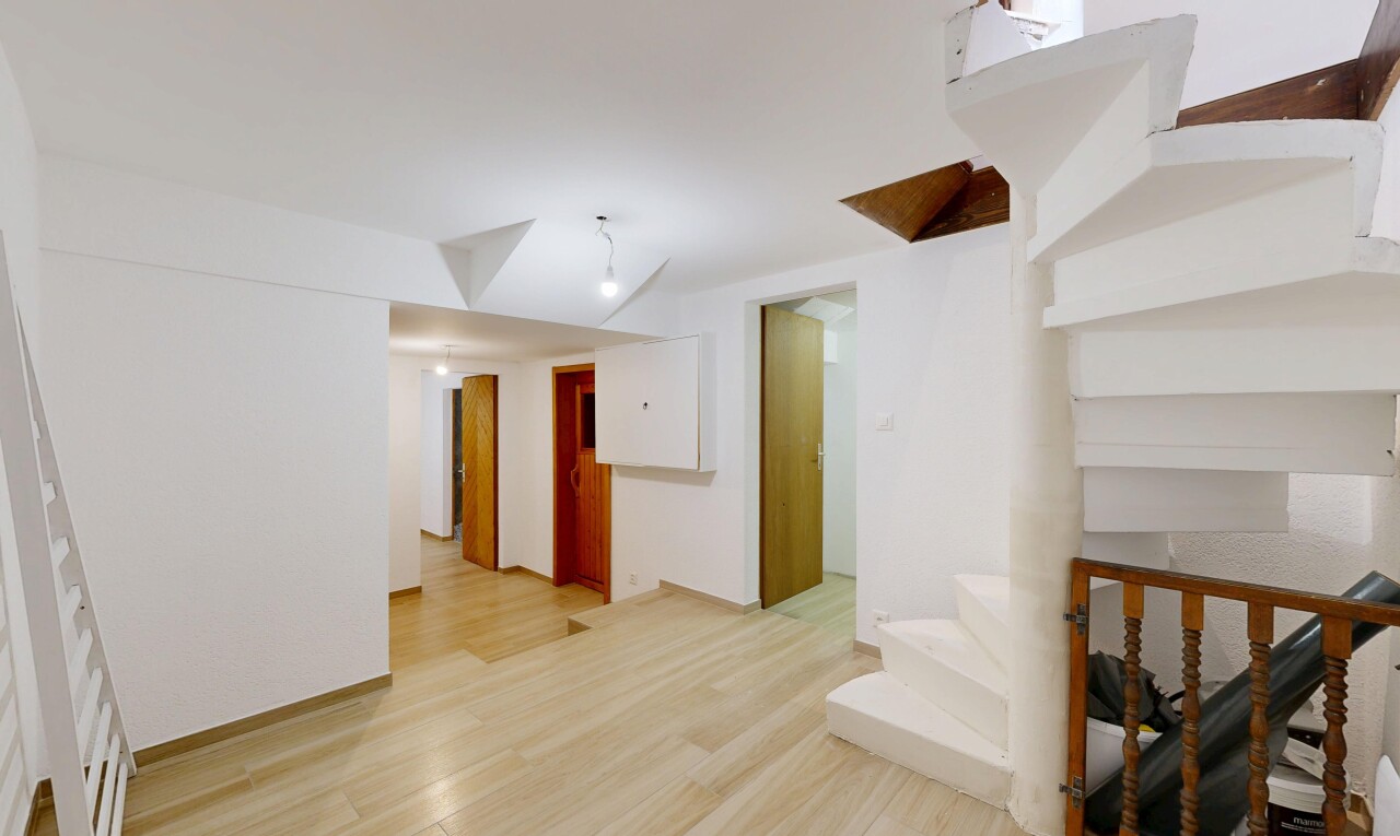 pièce vide avec sol en finition bois, wood finish floor, inside property, cloison sèche, et drywall