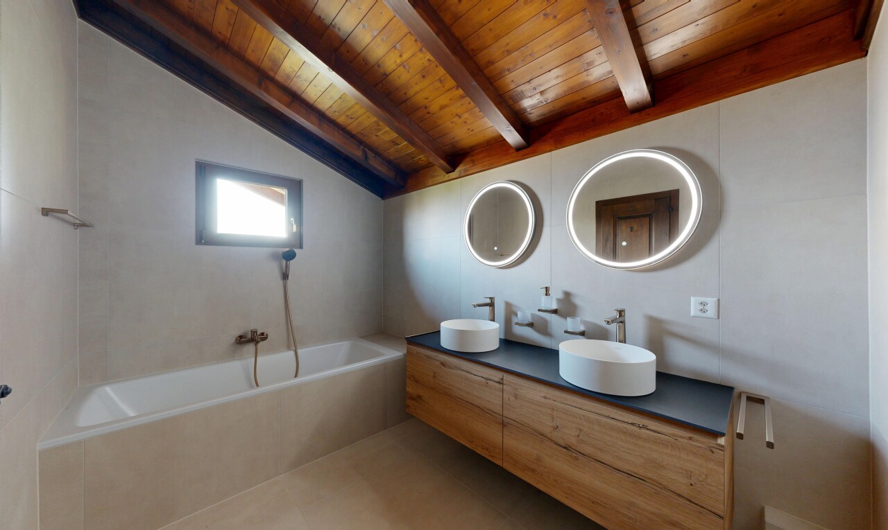 salle de bains avec double vasque, salle de bain complète, bain, évier, et miroir