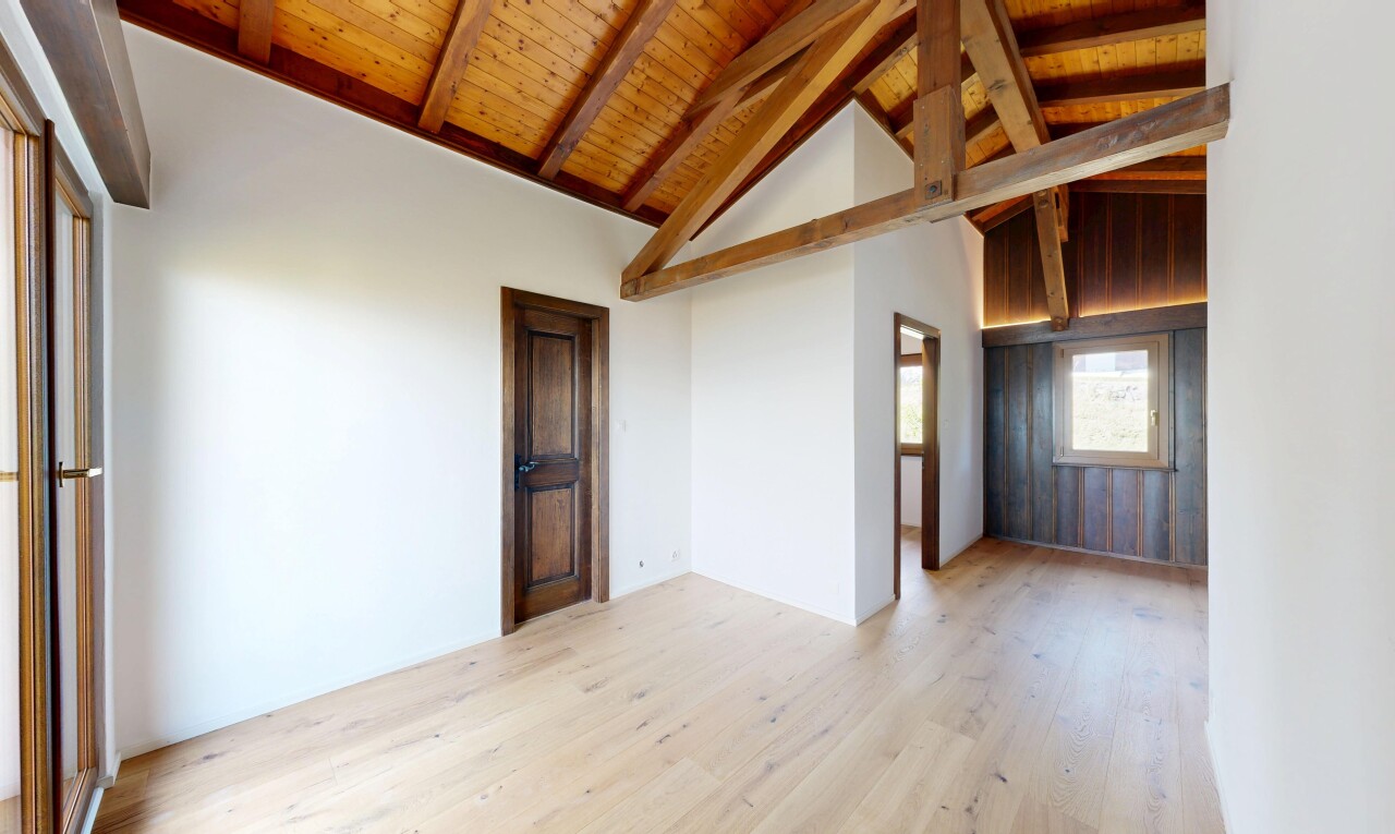 pièce vide avec inside property, plafond à poutres, beamed ceiling, lumière naturelle, et natural light