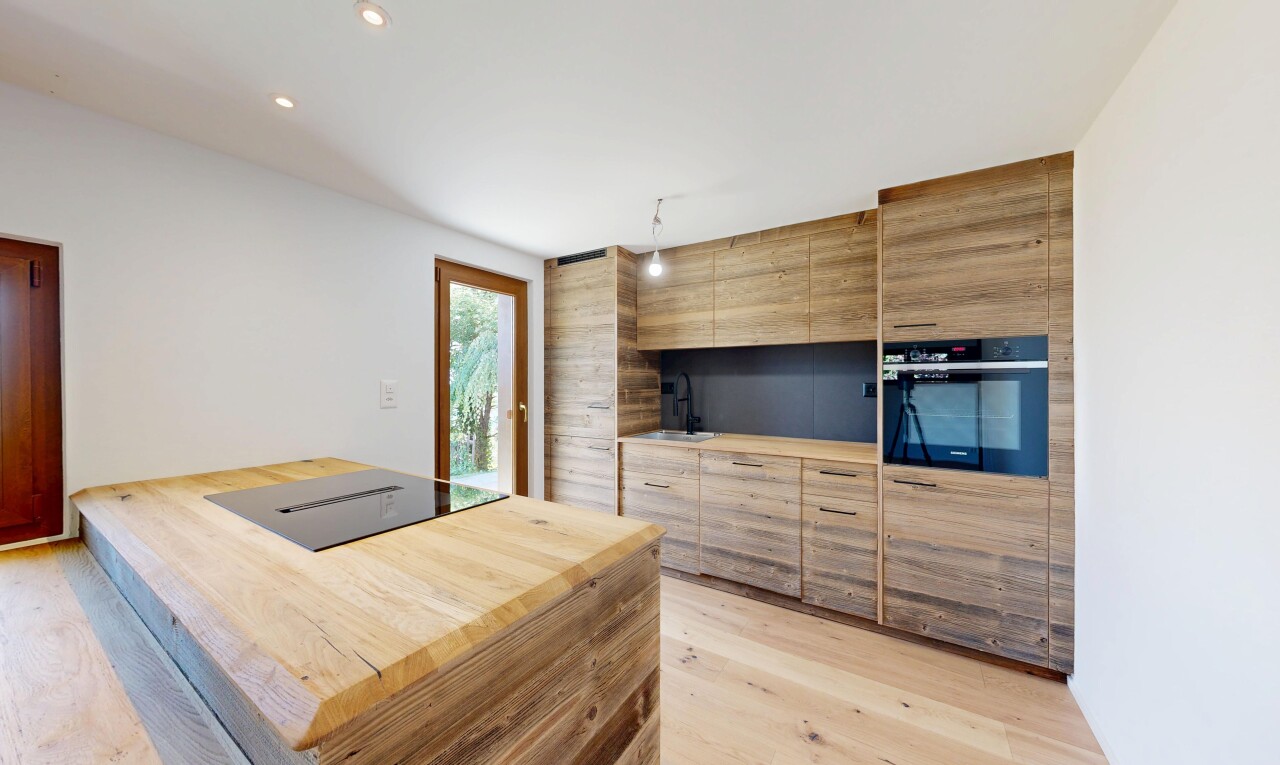 cuisine avec cloison sèche, drywall, four, flat panel cabinets, et armoires à panneau plat