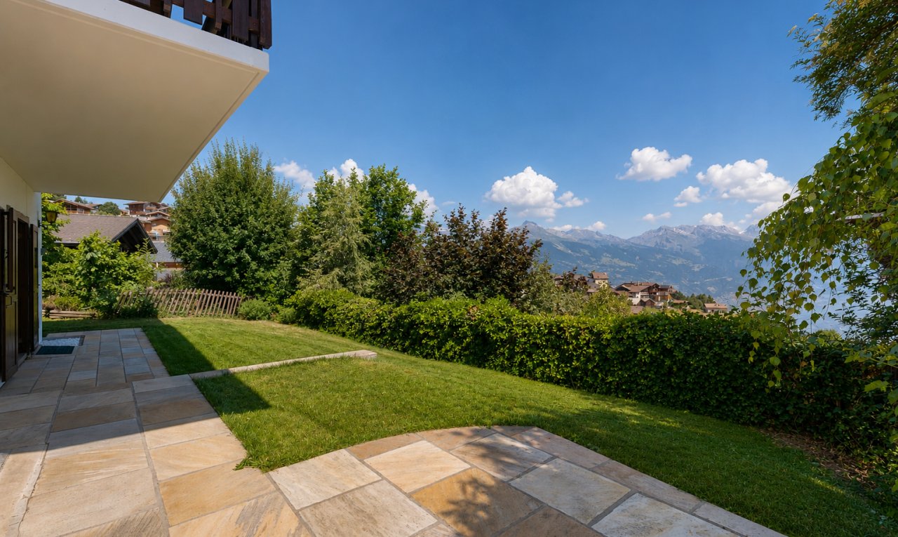 terrasse avec from property, pelouse, clôture, mountain view, et vue sur la montagne