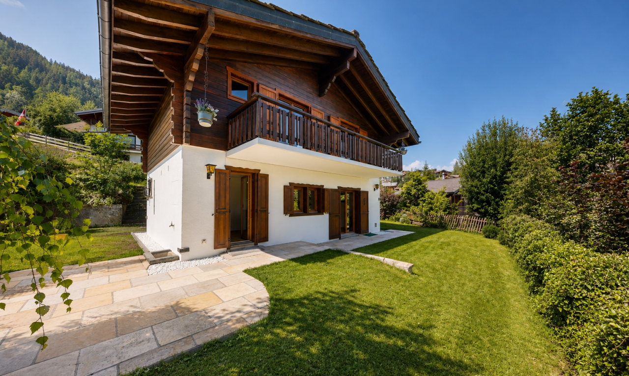 façade avec pelouse, property visible, day time, bardage en stuc, et terrasse