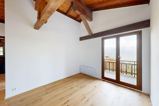 pièce vide avec inside property, plafond voûté, vaulted ceiling, cloison sèche, et drywall