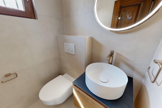 salle de bains avec toilette, miroir, inside property, évier, et lavabo (ou coiffeuse selon le contexte)
