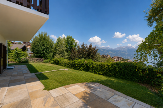 terrasse avec from property, pelouse, clôture, mountain view, et vue sur la montagne