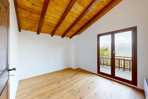 pièce vide avec inside property, plafond à poutres, beamed ceiling, sol en finition bois, et wood finish floor