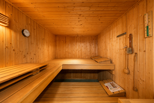 couloir avec sauna, plafond en bois, wood ceiling, et inside property