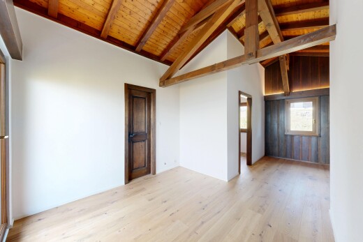 pièce vide avec inside property, plafond à poutres, beamed ceiling, lumière naturelle, et natural light