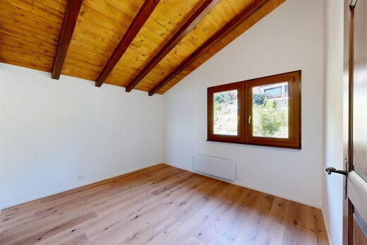 pièce vide avec inside property, plafond à poutres, beamed ceiling, sol en finition bois, et wood finish floor