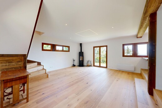 pièce vide avec escaliers, inside property, sol en finition bois, wood finish floor, et cloison sèche