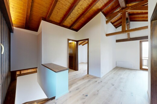 pièce vide avec inside property, sol en finition bois, wood finish floor, plafond à poutres, et beamed ceiling