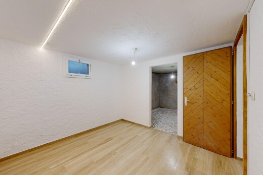 pièce vide avec plafond bas, low ceiling, sous-sol, sol en finition bois, et wood finish floor