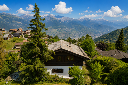 façade avec vue sur la montagne, mountain view, day time, property visible, et bardage en stuc
