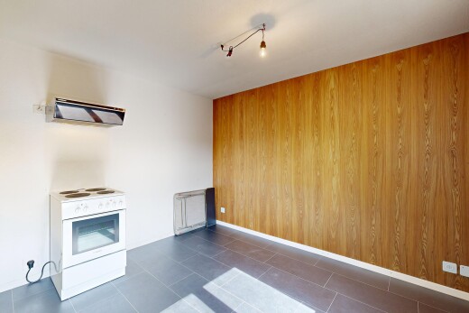 leerer raum mit inside property, kühler, gipskartonwand, drywall, und fliesenboden