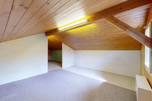 leerer raum mit zusätzliches zimmer, inside property, gipskartonwand, drywall, und dachschräge