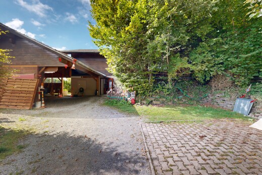 außenansicht mit property visible, horizontale verkleidung, carport angeschlossen, terrasse, und day time