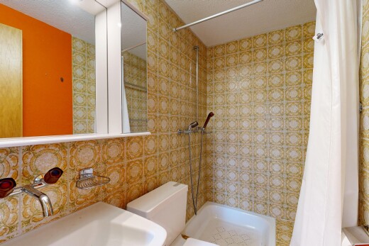 bad mit spiegel, inside property, komplettes badezimmer, dusche, und waschbecken