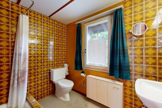 bad mit komplettes badezimmer, kühler, inside property, natürliches licht, und natural light