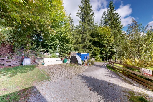 garten mit day time und zaun