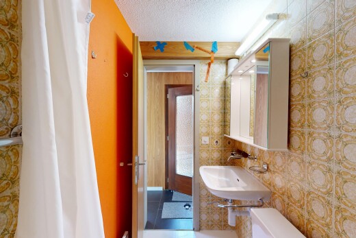 bad mit spiegel, inside property, gäste-wc, spritzputz decke, und textured ceiling