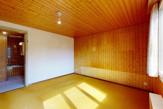 leerer raum mit holzwand, wood wall, inside property, teppich, und carpet