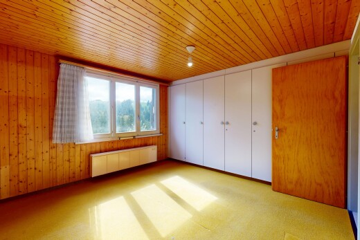 leerer raum mit natürliches licht, natural light, kühler, inside property, und holzwand