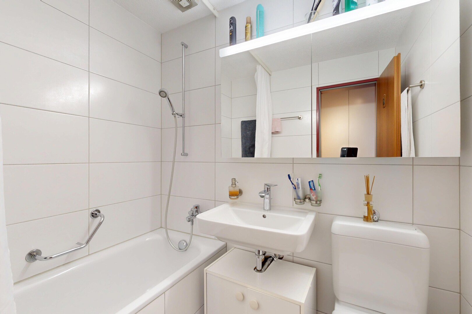 salle de bains avec miroir, salle de bain complète, douche-bain combinés, tile wall, et mur en carrelage