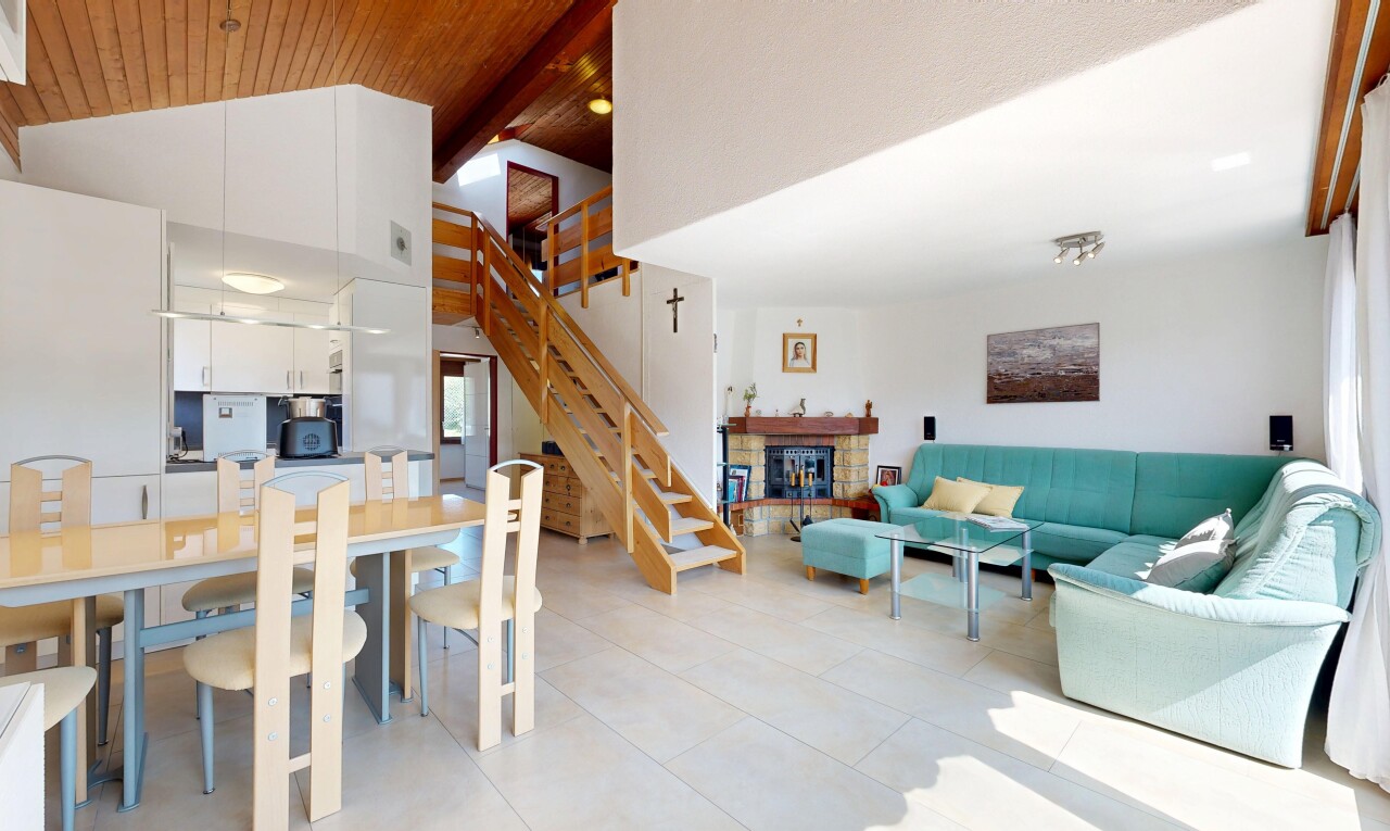 salon / salle à manger avec escaliers, cheminée, high ceiling, plafond haut, et drywall