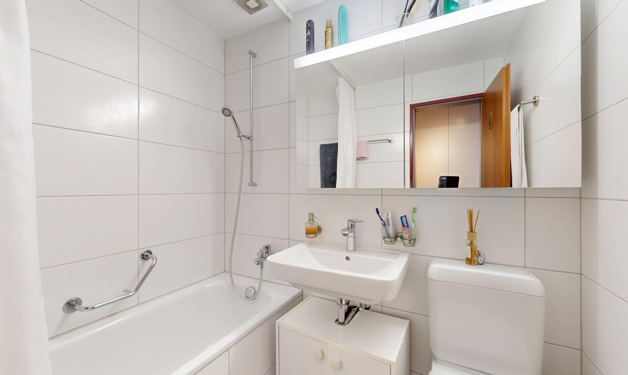 salle de bains avec miroir, salle de bain complète, douche-bain combinés, tile wall, et mur en carrelage