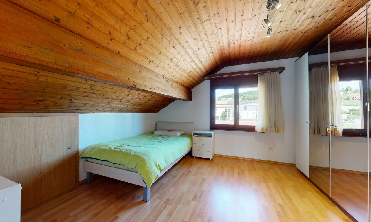 chambre avec éclairage sur rail, low ceiling, plafond bas, vaulted ceiling, et plafond voûté