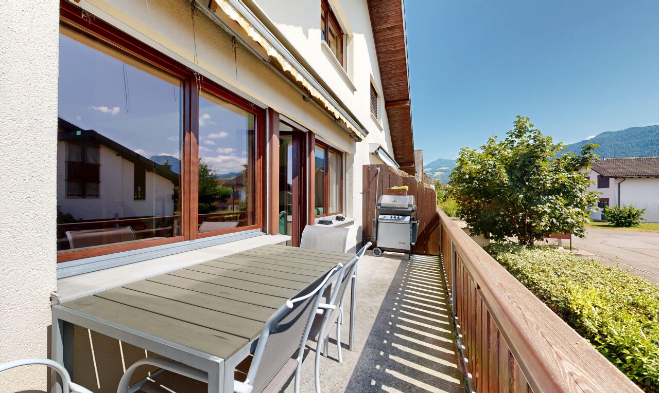 balcon avec coin repas extérieur, gril, from property, day time, et vue sur la montagne