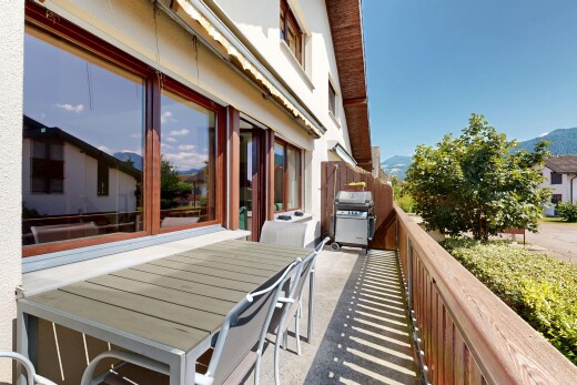 balcon avec coin repas extérieur, gril, from property, day time, et vue sur la montagne