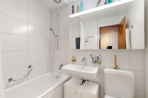salle de bains avec miroir, salle de bain complète, douche-bain combinés, tile wall, et mur en carrelage