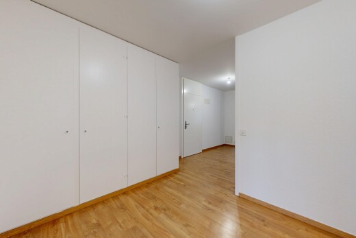 pièce vide avec sol en finition bois, wood finish floor, cloison sèche, drywall, et inside property