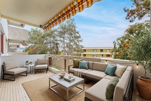 terrasse avec from property, virtually staged, terrasse, day time, et espace de vie extérieur