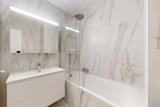 salle de bains avec tile wall, mur en carrelage, inside property, douche-bain combinés, et lavabo (ou coiffeuse selon le contexte)