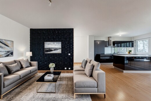 wohnzimmer mit inside property, holzfußboden, wood finish floor, natürliches licht, und natural light