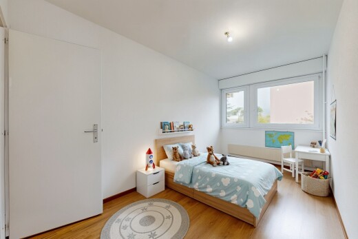chambre avec wood finish floor, sol en finition bois, natural light, lumière naturelle, et inside property