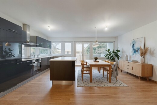 cuisine avec sol en finition bois, wood finish floor, plans de travail, hotte, et lumière naturelle