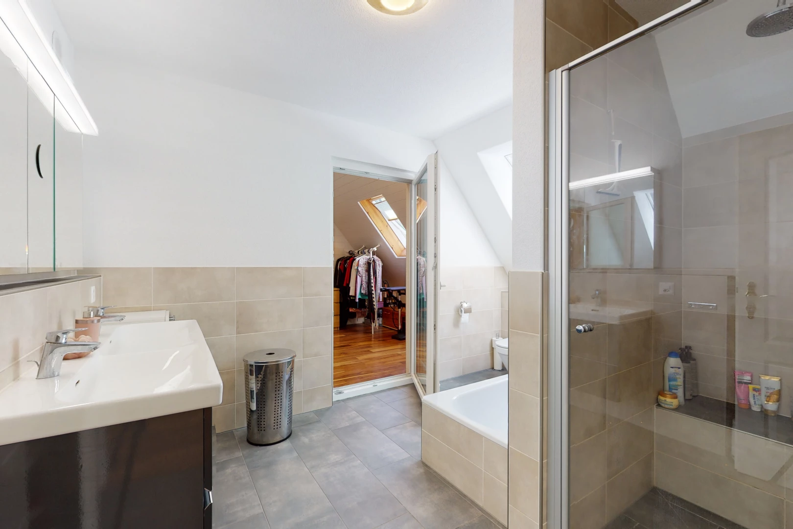 salle de bains avec carrelage, vasque, douche, porte de douche, meuble-lavabo, et baignoire