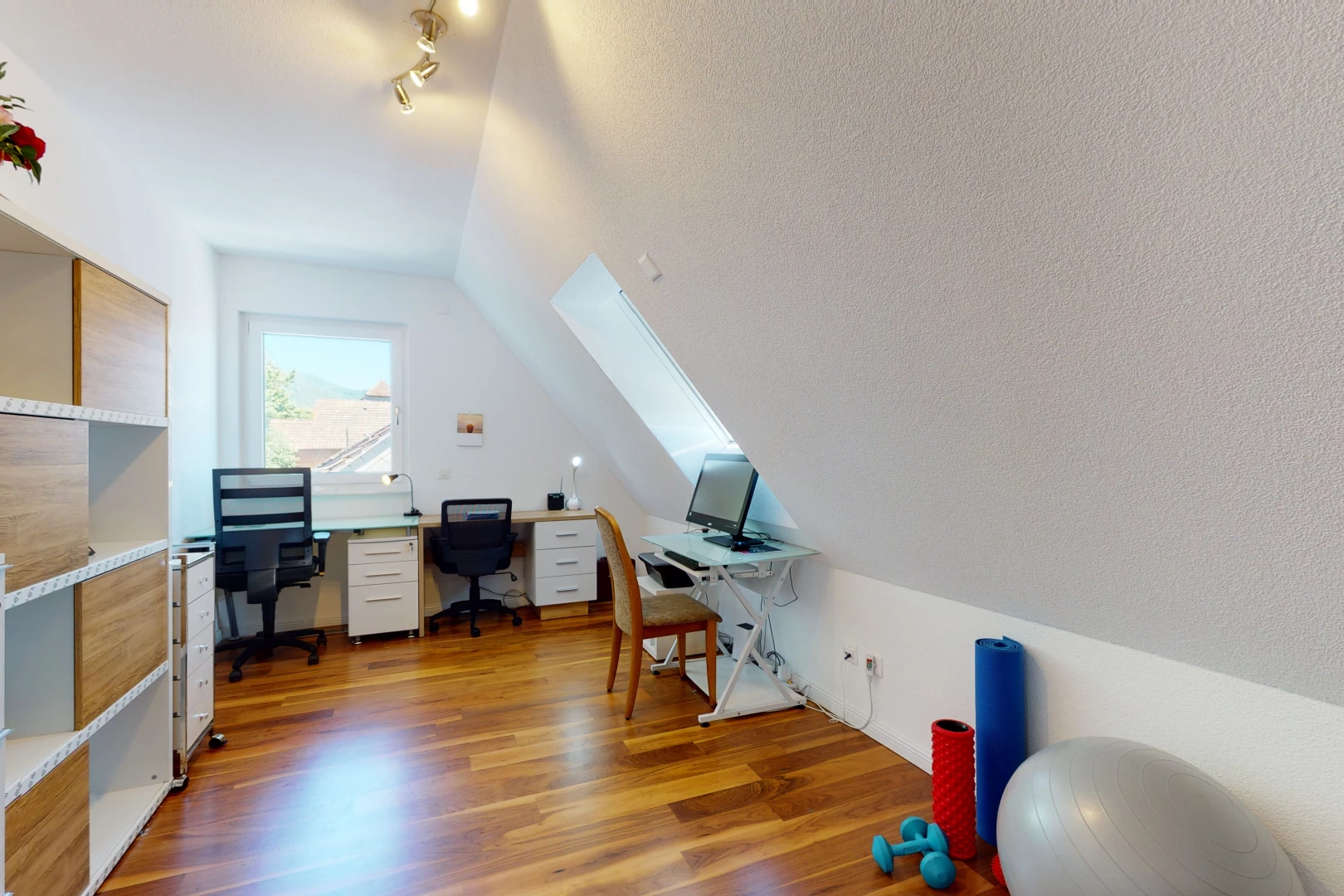 bureau avec parquet, lumière naturelle, et télévision
