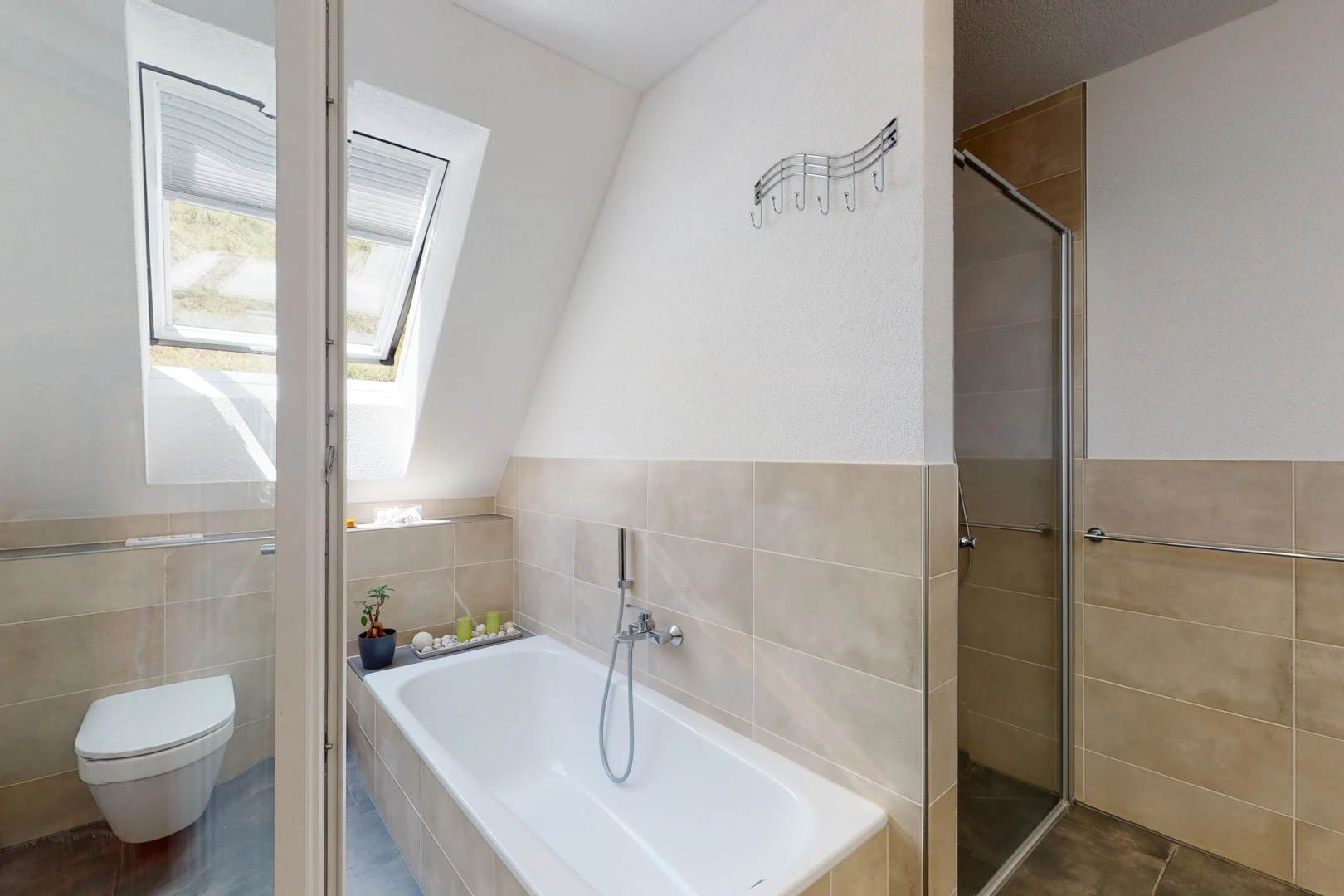 salle de bains avec baignoire et toilette