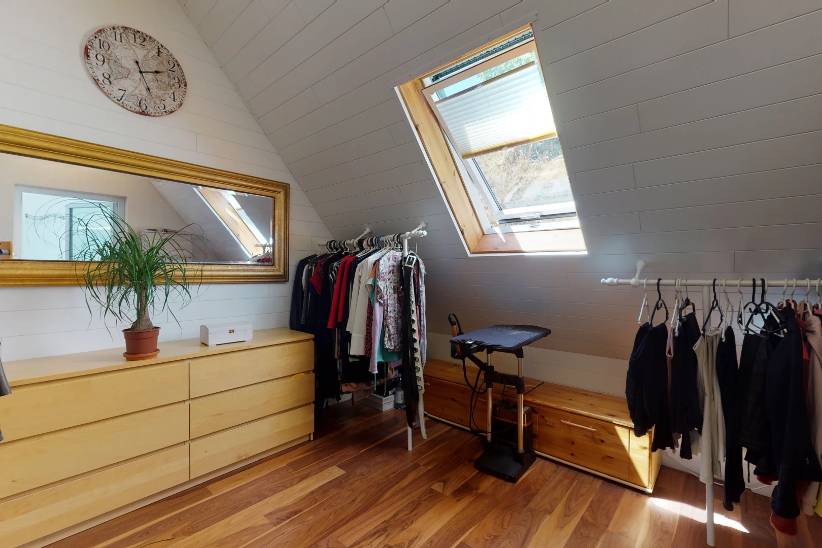 dressing avec parquet, lumière naturelle, et lucarne