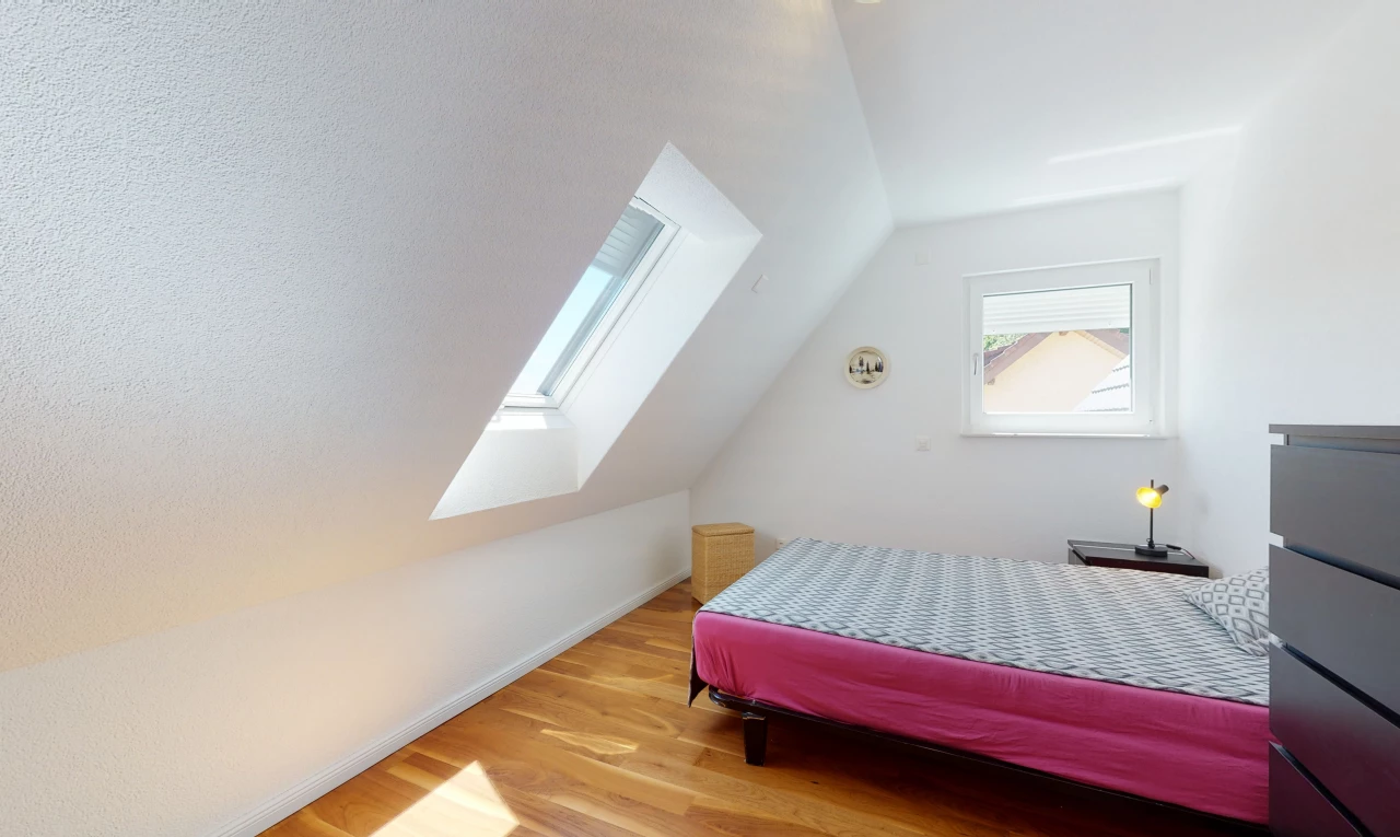 chambre à coucher avec plafond voûté, parquet, lumière naturelle, et lucarne
