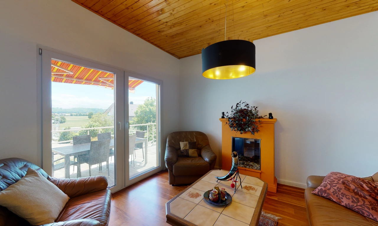 salon avec parquet et lumière naturelle