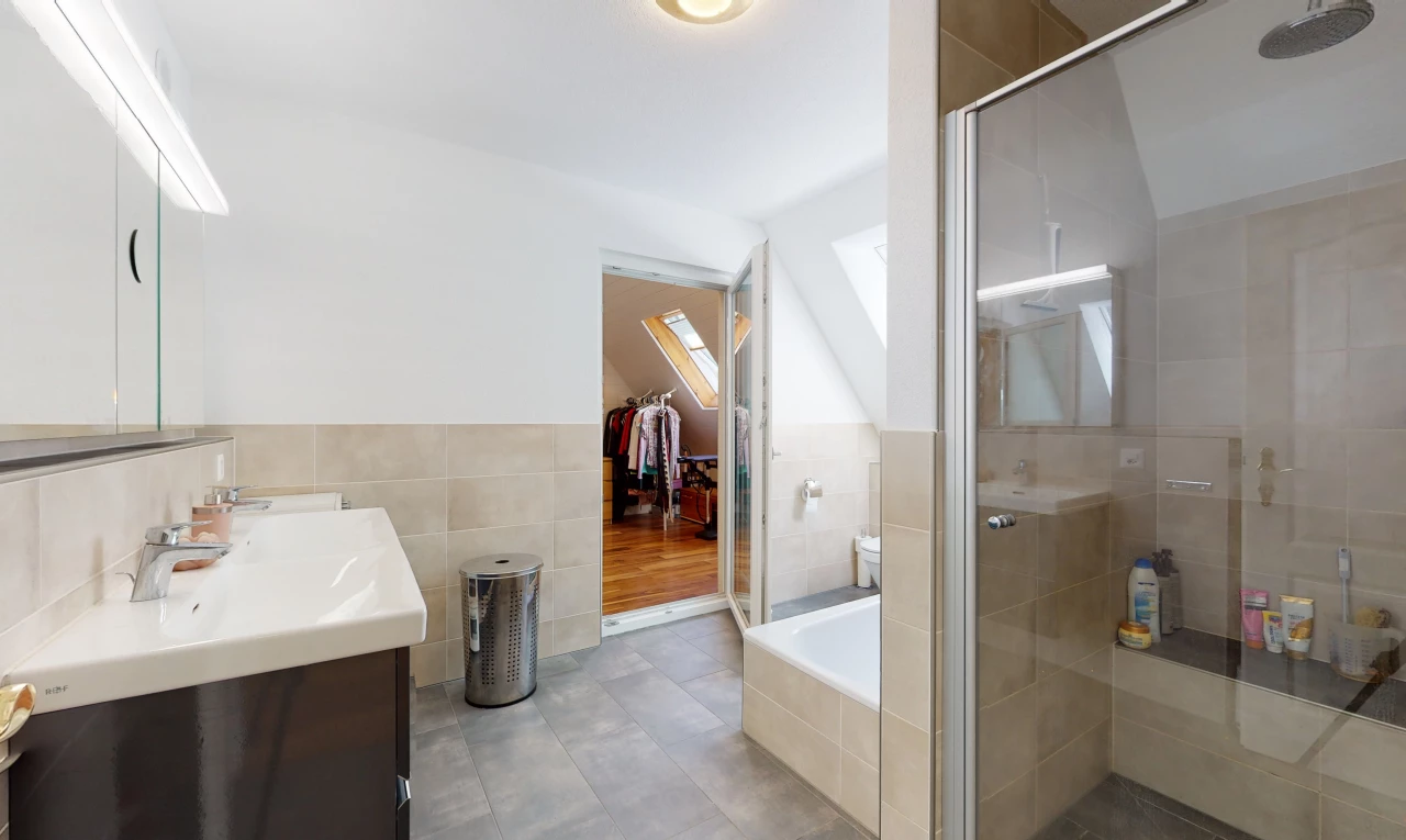salle de bains avec carrelage, vasque, douche, porte de douche, meuble-lavabo, et baignoire