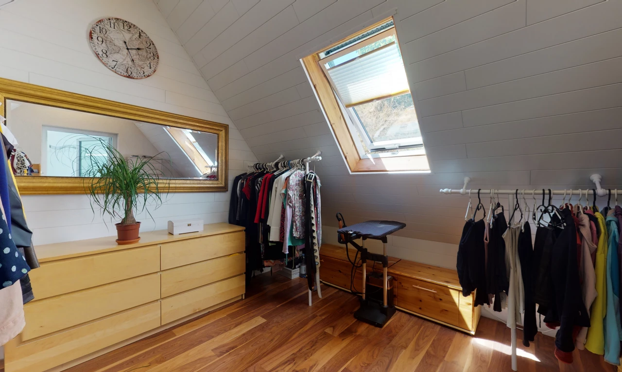 dressing avec parquet, lumière naturelle, et lucarne