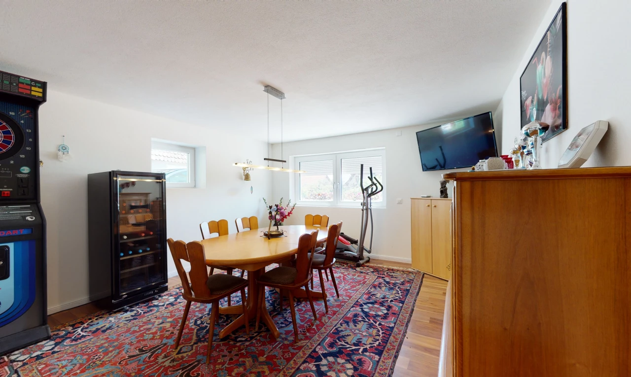 salle à manger avec parquet, lumière naturelle, et télévision