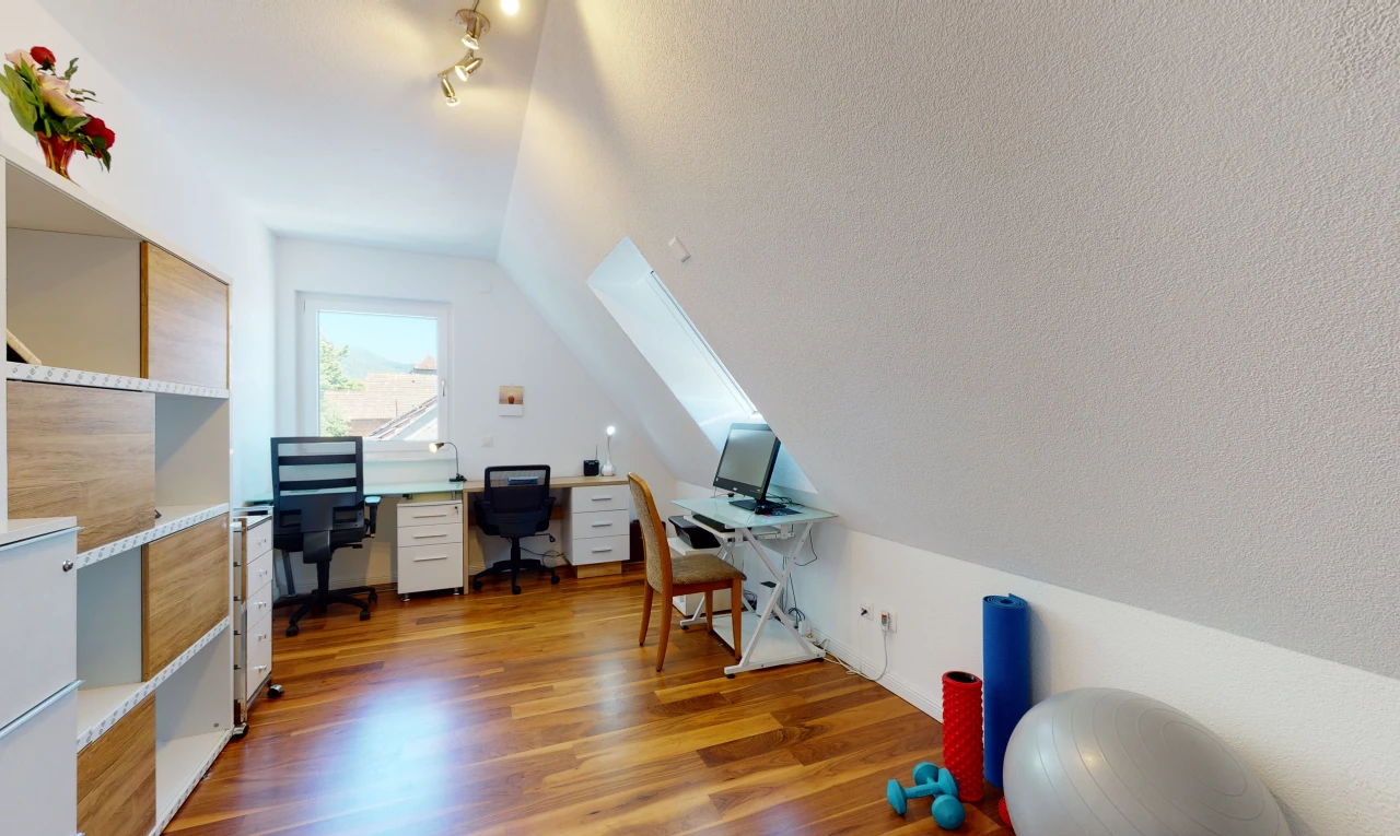 bureau avec parquet, lumière naturelle, et télévision