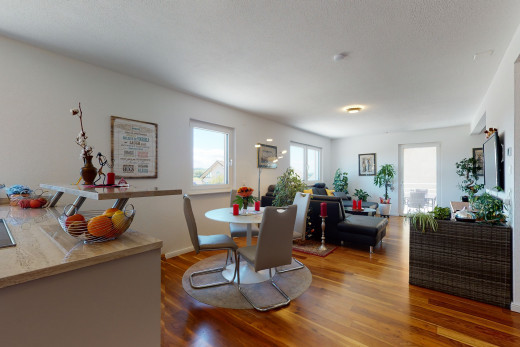 holzboden -esszimmer mit einer gesunden menge sonnenlicht und fernseher